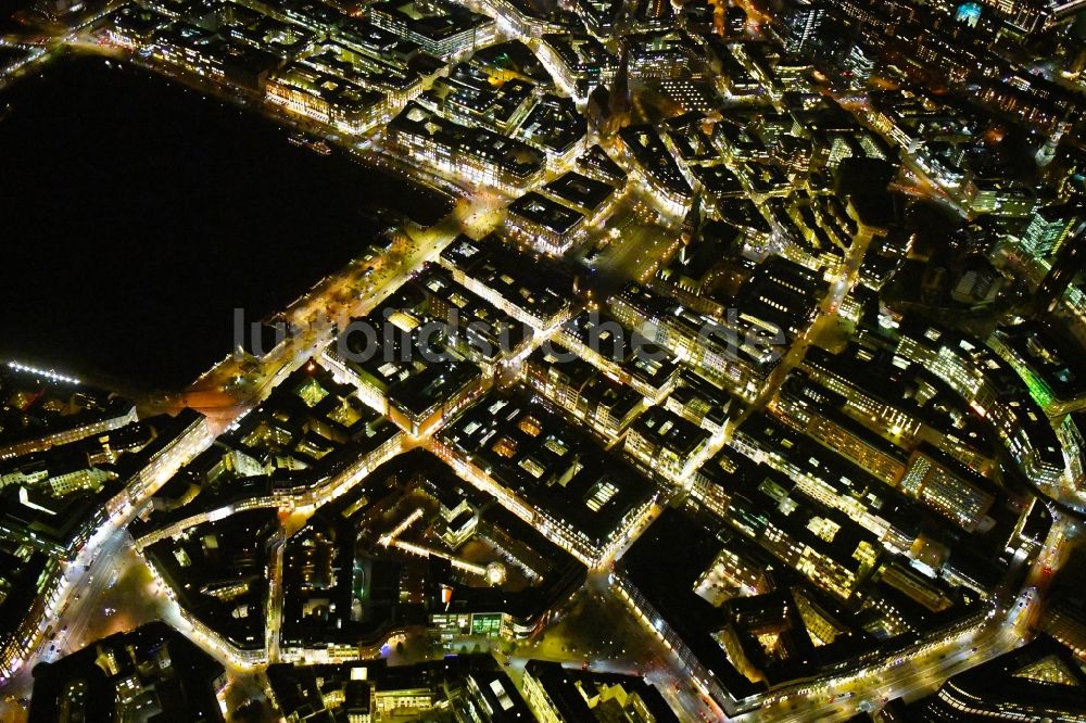 Nachtluftbild Hamburg - Nachtluftbild Stadtansicht vom Innenstadtbereich der Altstadt in Hamburg, Deutschland