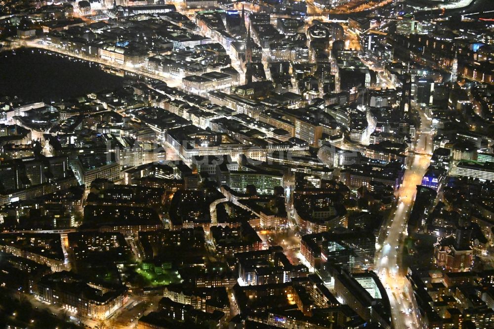 Hamburg bei Nacht aus der Vogelperspektive: Nachtluftbild Stadtansicht vom Innenstadtbereich der Altstadt in Hamburg, Deutschland
