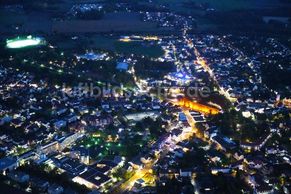 Nachtluftbild Bad Rothenfelde - Nachtluftbild Stadtansicht vom Innenstadtbereich in Bad Rothenfelde im Bundesland Niedersachsen, Deutschland