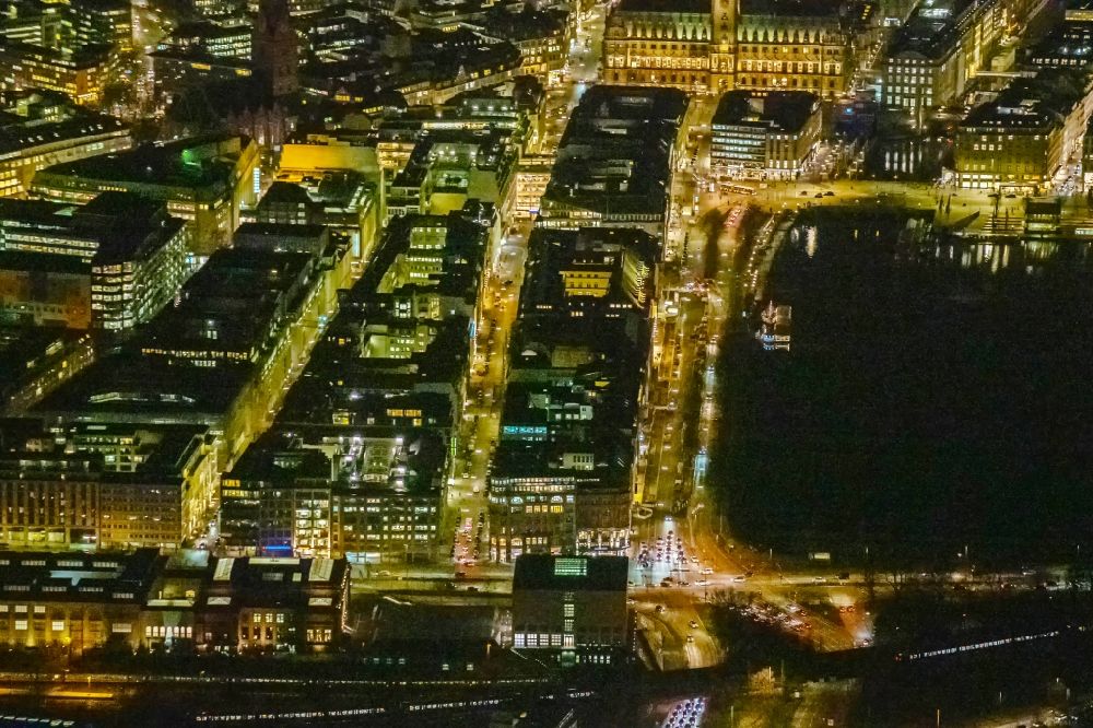 Nacht-Luftaufnahme Hamburg - Nachtluftbild Stadtansicht vom Innenstadtbereich Ballindamm an der Alster in Hamburg