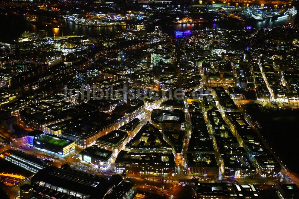 Nachtluftbild Hamburg - Nachtluftbild Stadtansicht vom Innenstadtbereich Ballindamm - Glockengießerwall - Rosenstraße im Ortsteil Zentrum in Hamburg, Deutschland