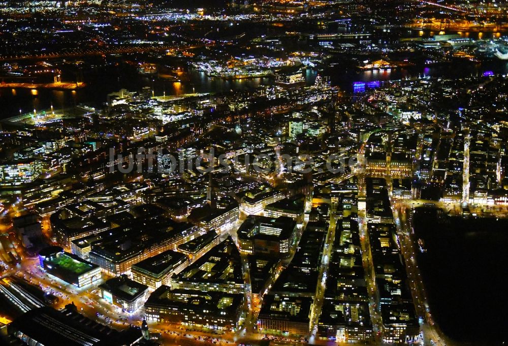 Nacht-Luftaufnahme Hamburg - Nachtluftbild Stadtansicht vom Innenstadtbereich Ballindamm - Glockengießerwall - Rosenstraße im Ortsteil Zentrum in Hamburg, Deutschland