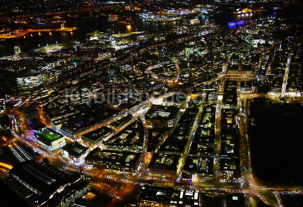 Nachtluftbild Hamburg - Nachtluftbild Stadtansicht vom Innenstadtbereich Ballindamm - Glockengießerwall - Rosenstraße im Ortsteil Zentrum in Hamburg, Deutschland