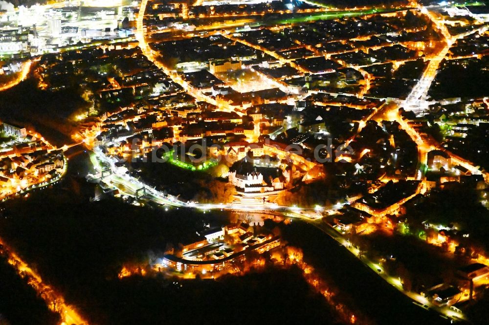 Nacht-Luftaufnahme Bernburg (Saale) - Nachtluftbild Stadtansicht vom Innenstadtbereich in Bernburg (Saale) im Bundesland Sachsen-Anhalt, Deutschland