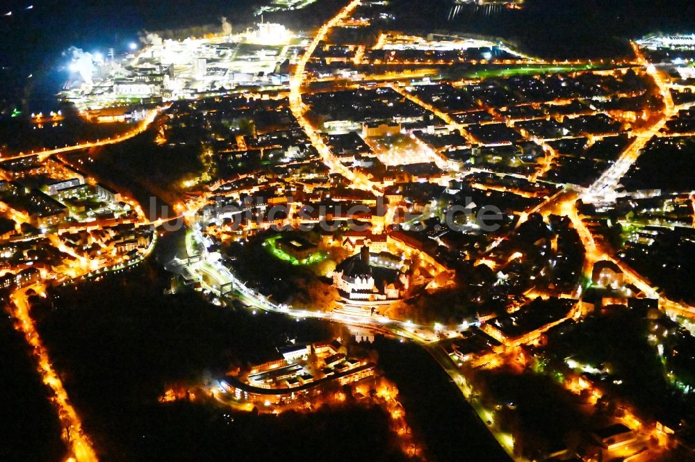 Bernburg (Saale) bei Nacht von oben - Nachtluftbild Stadtansicht vom Innenstadtbereich in Bernburg (Saale) im Bundesland Sachsen-Anhalt, Deutschland