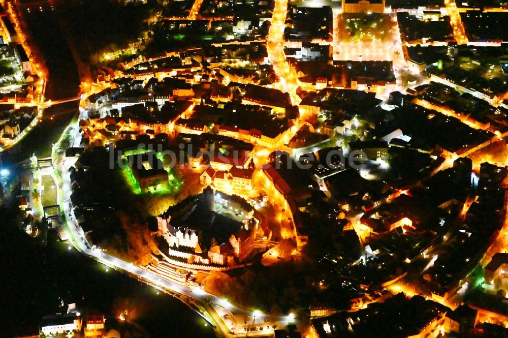Bernburg (Saale) bei Nacht aus der Vogelperspektive: Nachtluftbild Stadtansicht vom Innenstadtbereich in Bernburg (Saale) im Bundesland Sachsen-Anhalt, Deutschland
