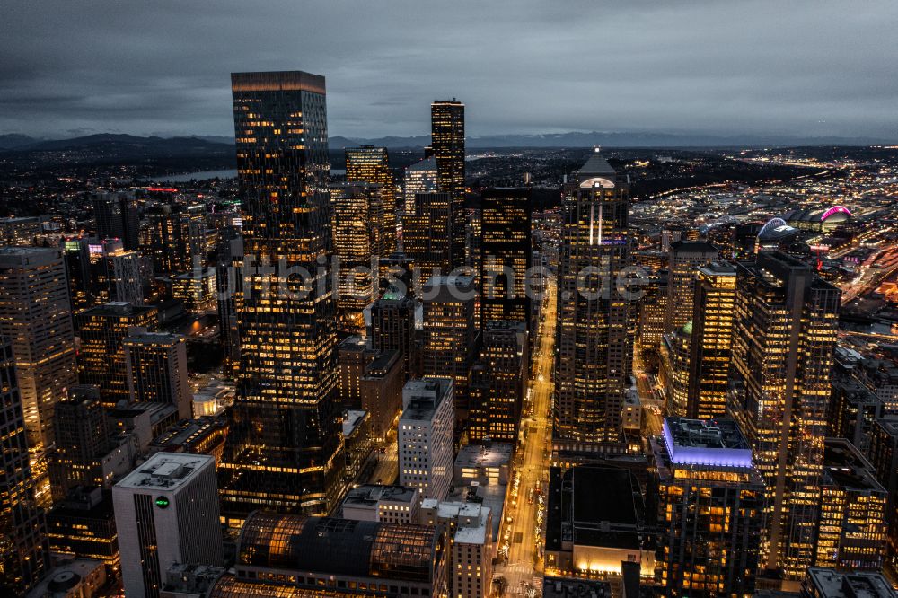 Seattle bei Nacht aus der Vogelperspektive: Nachtluftbild Stadtansicht vom Innenstadtbereich Downtown in Seattle in Washington, USA