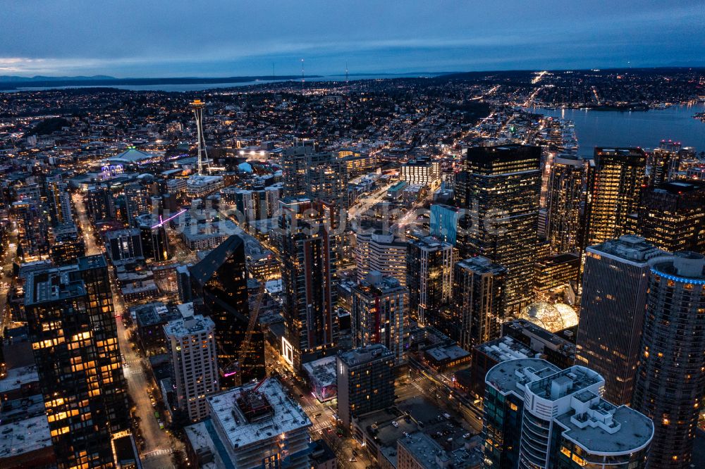 Nachtluftbild Seattle - Nachtluftbild Stadtansicht vom Innenstadtbereich Downtown in Seattle in Washington, USA