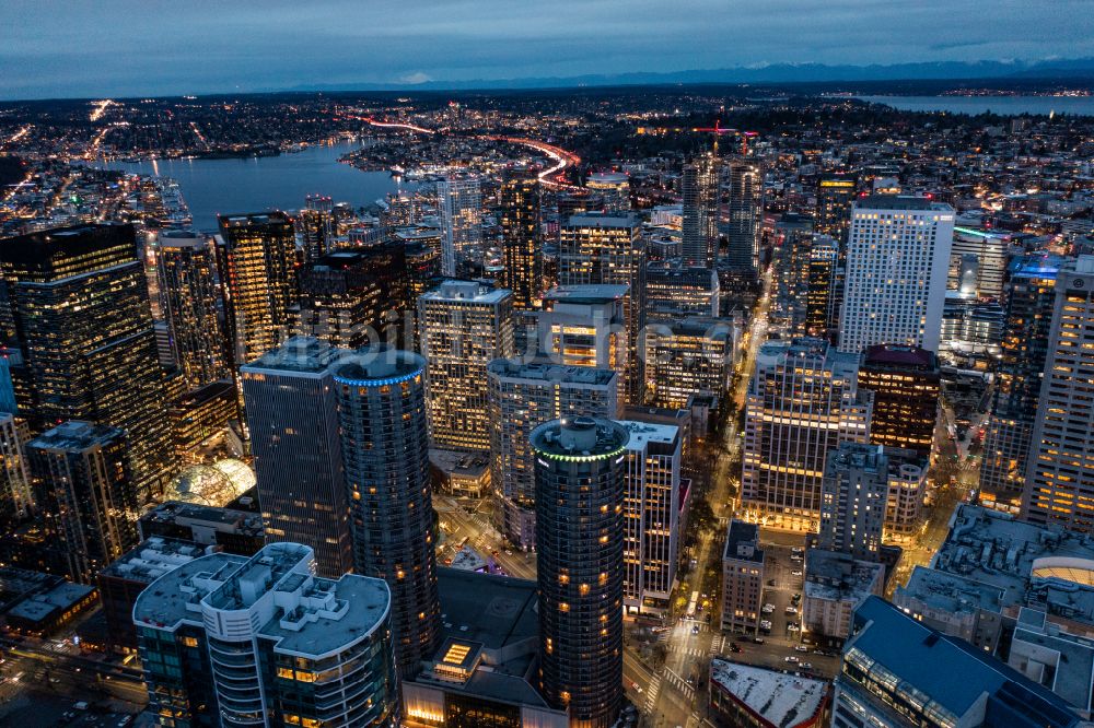 Nacht-Luftaufnahme Seattle - Nachtluftbild Stadtansicht vom Innenstadtbereich Downtown in Seattle in Washington, USA