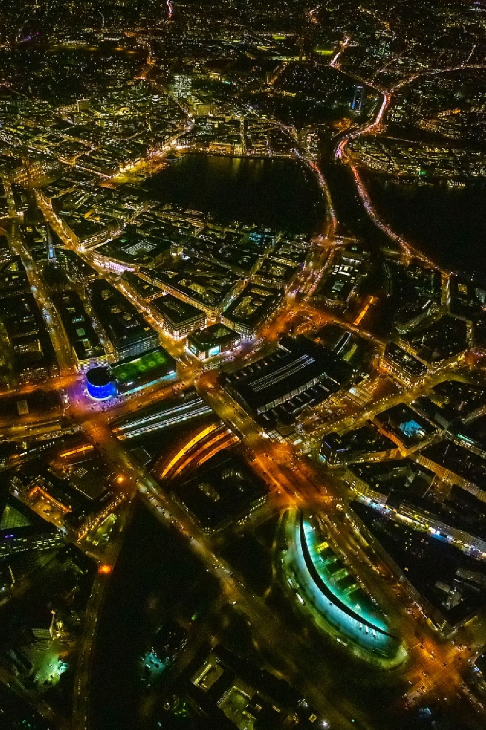 Nachtluftbild Hamburg - Nachtluftbild Stadtansicht vom Innenstadtbereich entlang der Adenauerallee und Kurt-Schumacher-Allee im Ortsteil Sankt Georg in Hamburg, Deutschland