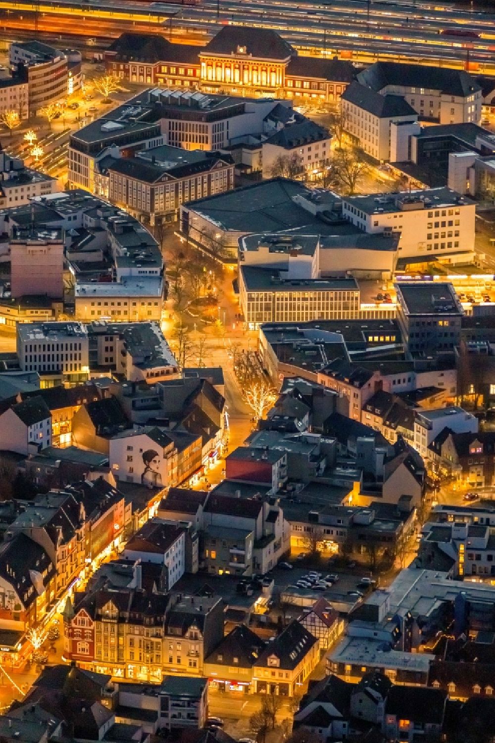 Hamm bei Nacht aus der Vogelperspektive: Nachtluftbild Stadtansicht vom Innenstadtbereich entlang der bahnhofstraße in Hamm im Bundesland Nordrhein-Westfalen, Deutschland