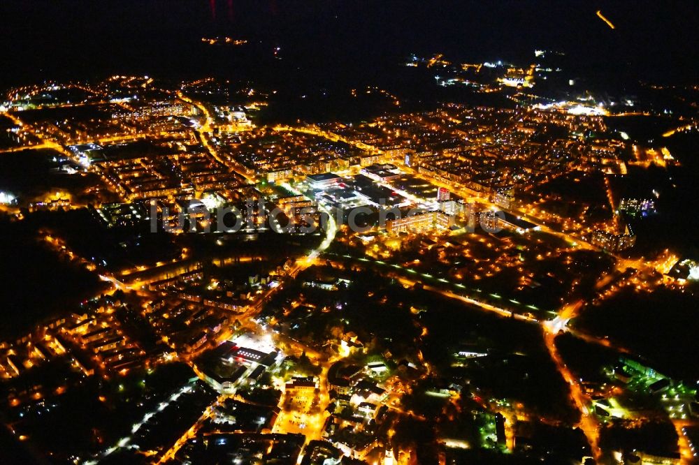 Hoyerswerda bei Nacht aus der Vogelperspektive: Nachtluftbild Stadtansicht vom Innenstadtbereich in Hoyerswerda im Bundesland Sachsen, Deutschland