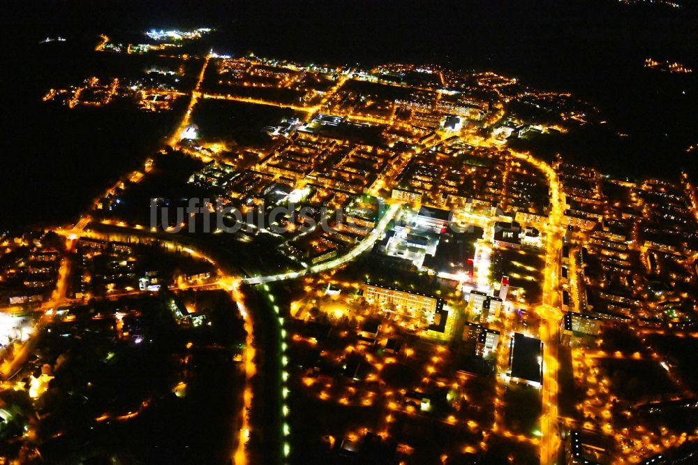 Nachtluftbild Hoyerswerda - Nachtluftbild Stadtansicht vom Innenstadtbereich in Hoyerswerda im Bundesland Sachsen, Deutschland