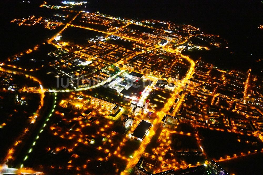 Nacht-Luftaufnahme Hoyerswerda - Nachtluftbild Stadtansicht vom Innenstadtbereich in Hoyerswerda im Bundesland Sachsen, Deutschland