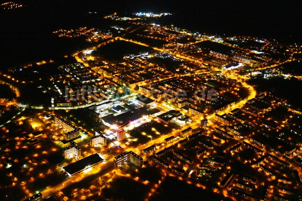 Hoyerswerda bei Nacht von oben - Nachtluftbild Stadtansicht vom Innenstadtbereich in Hoyerswerda im Bundesland Sachsen, Deutschland