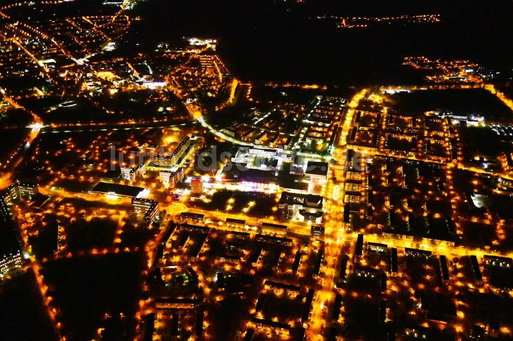 Hoyerswerda bei Nacht aus der Vogelperspektive: Nachtluftbild Stadtansicht vom Innenstadtbereich in Hoyerswerda im Bundesland Sachsen, Deutschland