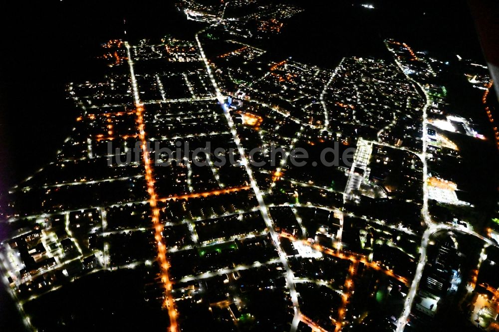 Mölln bei Nacht von oben - Nachtluftbild Stadtansicht vom Innenstadtbereich in Mölln im Bundesland Schleswig-Holstein, Deutschland