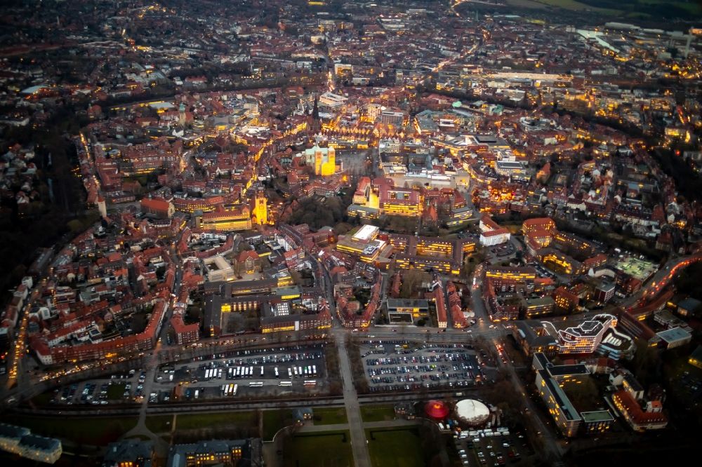 Münster bei Nacht von oben - Nachtluftbild Stadtansicht vom Innenstadtbereich in Münster im Bundesland Nordrhein-Westfalen, Deutschland
