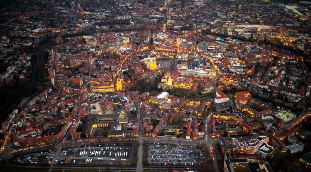 Münster bei Nacht aus der Vogelperspektive: Nachtluftbild Stadtansicht vom Innenstadtbereich in Münster im Bundesland Nordrhein-Westfalen, Deutschland