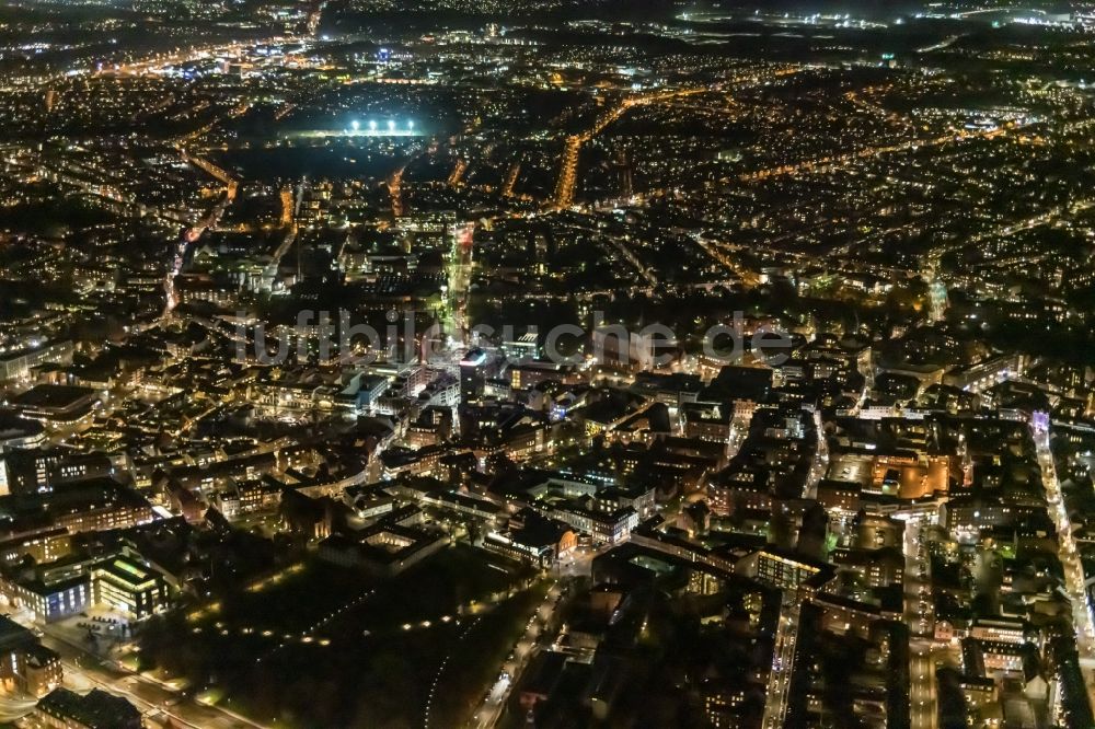Odense bei Nacht aus der Vogelperspektive: Nachtluftbild Stadtansicht vom Innenstadtbereich in Odense in Region Syddanmark, Dänemark