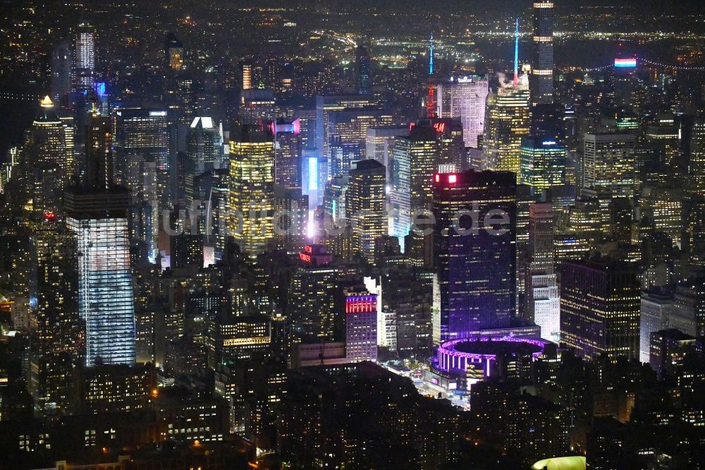 New York bei Nacht von oben - Nachtluftbild Stadtansicht vom Innenstadtbereich im Ortsteil Manhattan in New York in USA