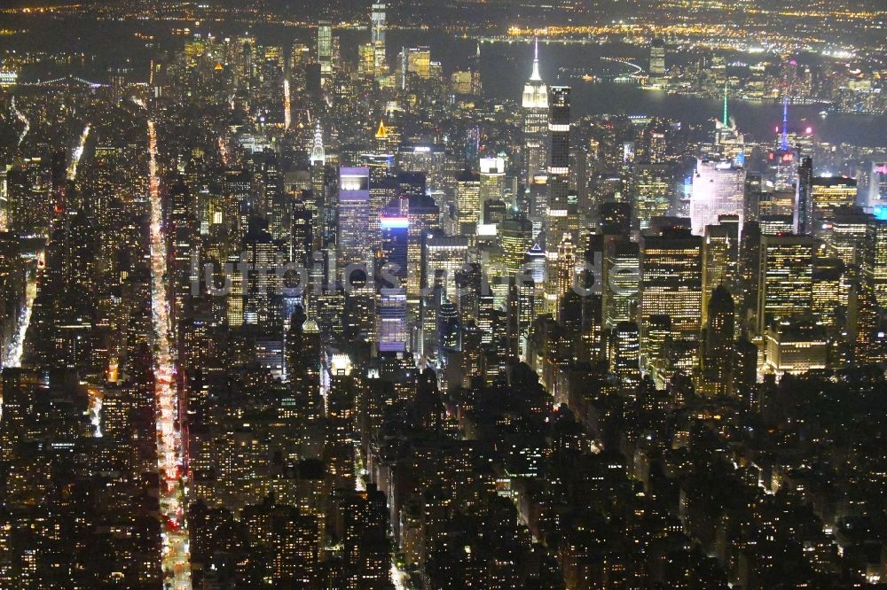 Nacht-Luftaufnahme New York - Nachtluftbild Stadtansicht vom Innenstadtbereich im Ortsteil Manhattan in New York in USA