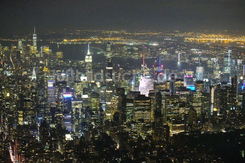 New York bei Nacht von oben - Nachtluftbild Stadtansicht vom Innenstadtbereich im Ortsteil Manhattan in New York in USA