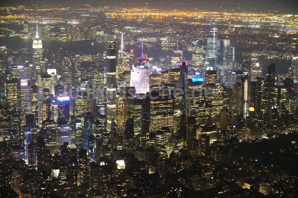 Nacht-Luftaufnahme New York - Nachtluftbild Stadtansicht vom Innenstadtbereich im Ortsteil Manhattan in New York in USA