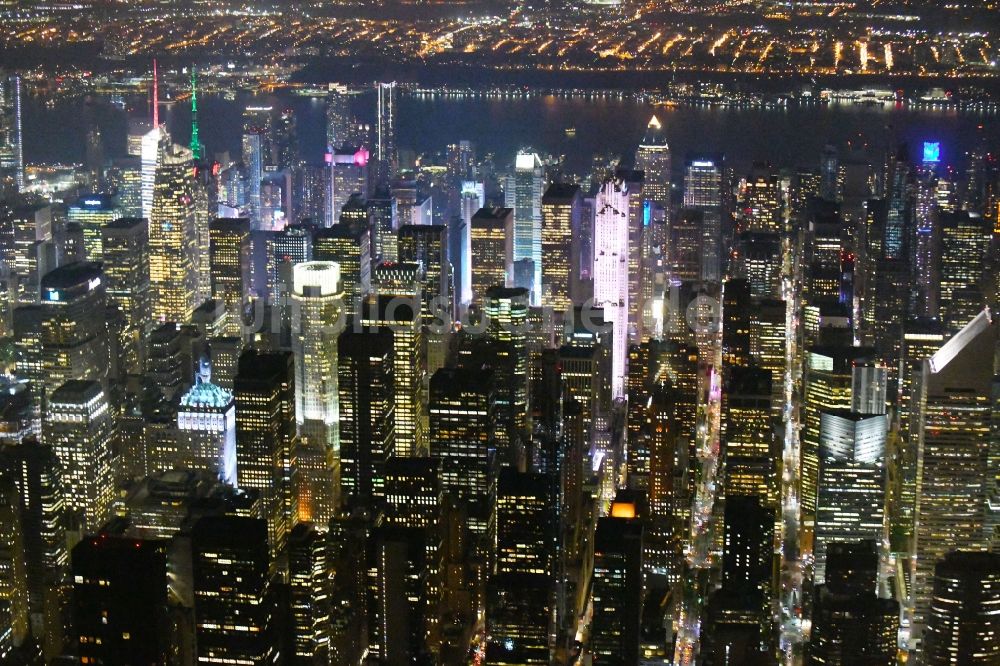 Nachtluftbild New York - Nachtluftbild Stadtansicht vom Innenstadtbereich im Ortsteil Manhattan in New York in USA
