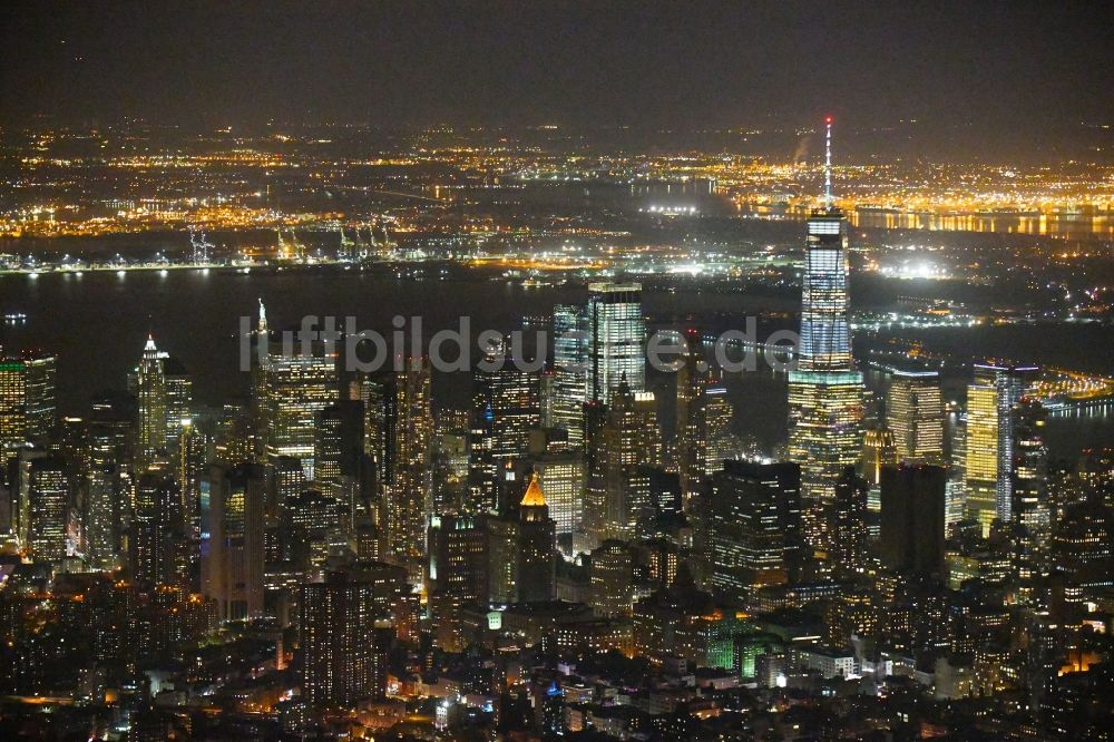 Nachtluftbild New York - Nachtluftbild Stadtansicht vom Innenstadtbereich im Ortsteil Manhattan in New York in USA