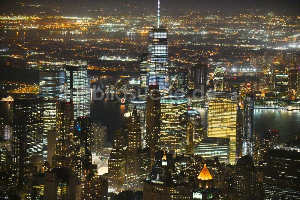 New York bei Nacht aus der Vogelperspektive: Nachtluftbild Stadtansicht vom Innenstadtbereich im Ortsteil Manhattan in New York in USA