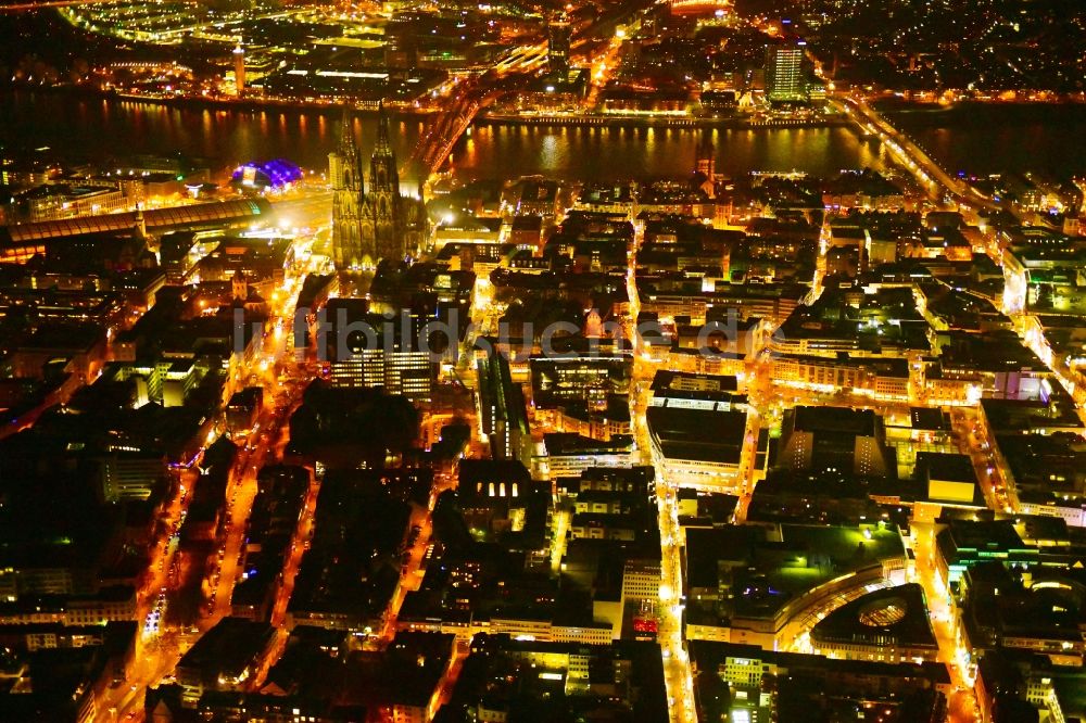 Köln bei Nacht aus der Vogelperspektive: Nachtluftbild Stadtansicht vom Innenstadtbereich im Ortsteil Zentrum in Köln im Bundesland Nordrhein-Westfalen, Deutschland