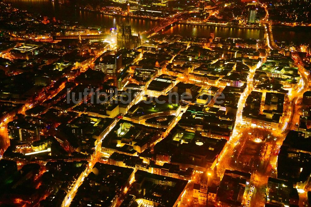 Nachtluftbild Köln - Nachtluftbild Stadtansicht vom Innenstadtbereich im Ortsteil Zentrum in Köln im Bundesland Nordrhein-Westfalen, Deutschland