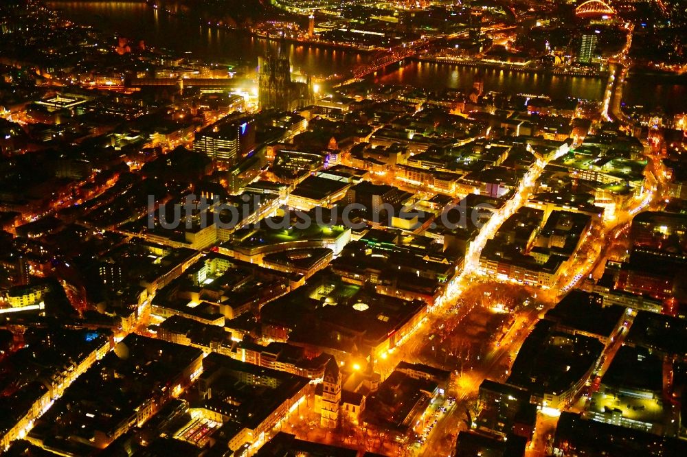 Nacht-Luftaufnahme Köln - Nachtluftbild Stadtansicht vom Innenstadtbereich im Ortsteil Zentrum in Köln im Bundesland Nordrhein-Westfalen, Deutschland