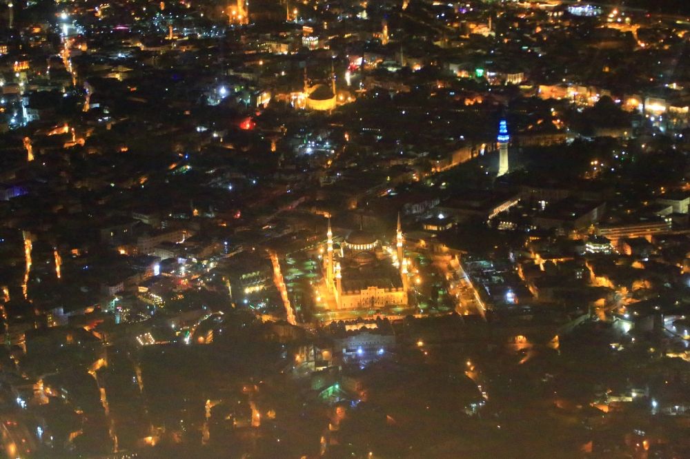 Nacht-Luftaufnahme Istanbul - Nachtluftbild Stadtansicht vom Innenstadtbereich mit der Süleymaniye Moschee und dem Beyazit Turm im Ortsteil Fatih in Istanbul in Türkei