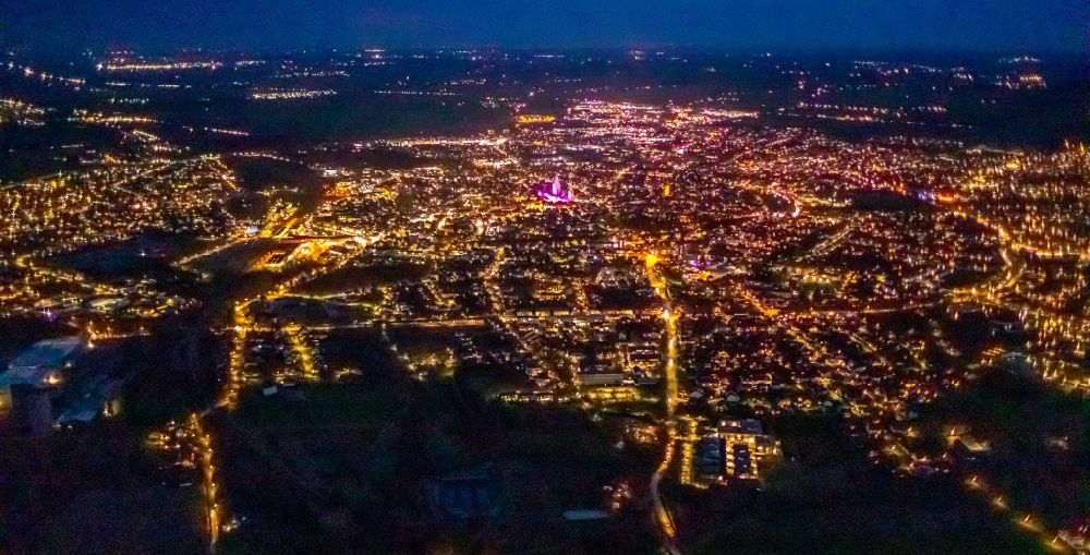 Soest bei Nacht von oben - Nachtluftbild Stadtansicht vom Innenstadtbereich in Soest im Bundesland Nordrhein-Westfalen, Deutschland