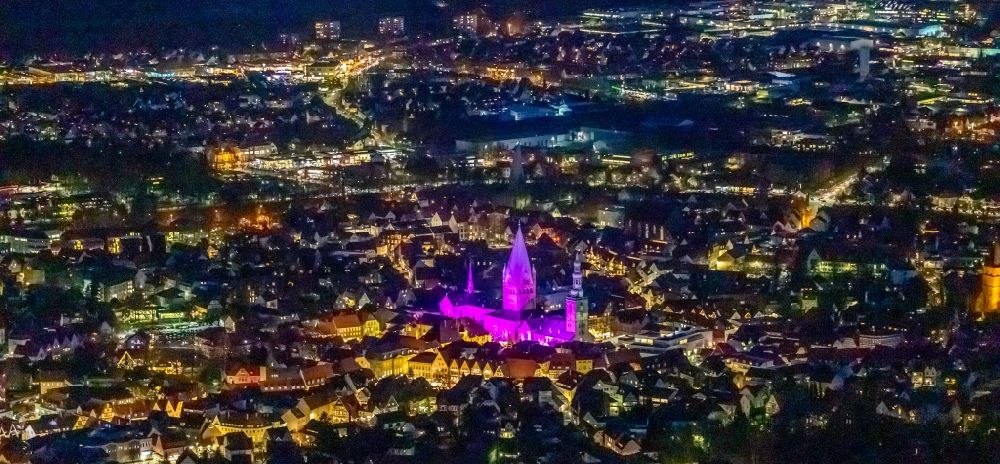 Soest bei Nacht aus der Vogelperspektive: Nachtluftbild Stadtansicht vom Innenstadtbereich in Soest im Bundesland Nordrhein-Westfalen, Deutschland