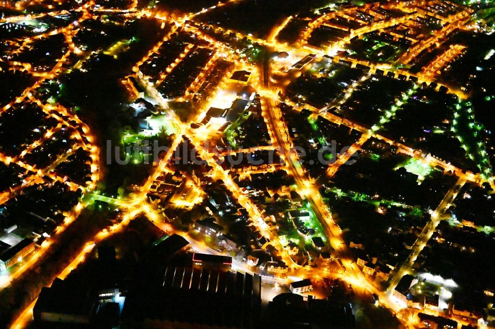 Nacht-Luftaufnahme Thale - Nachtluftbild Stadtansicht vom Innenstadtbereich in Thale im Bundesland Sachsen-Anhalt, Deutschland