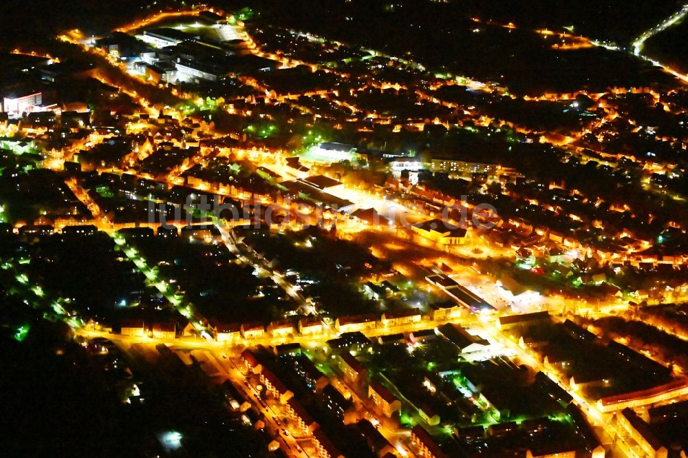 Thale bei Nacht von oben - Nachtluftbild Stadtansicht vom Innenstadtbereich in Thale im Bundesland Sachsen-Anhalt, Deutschland