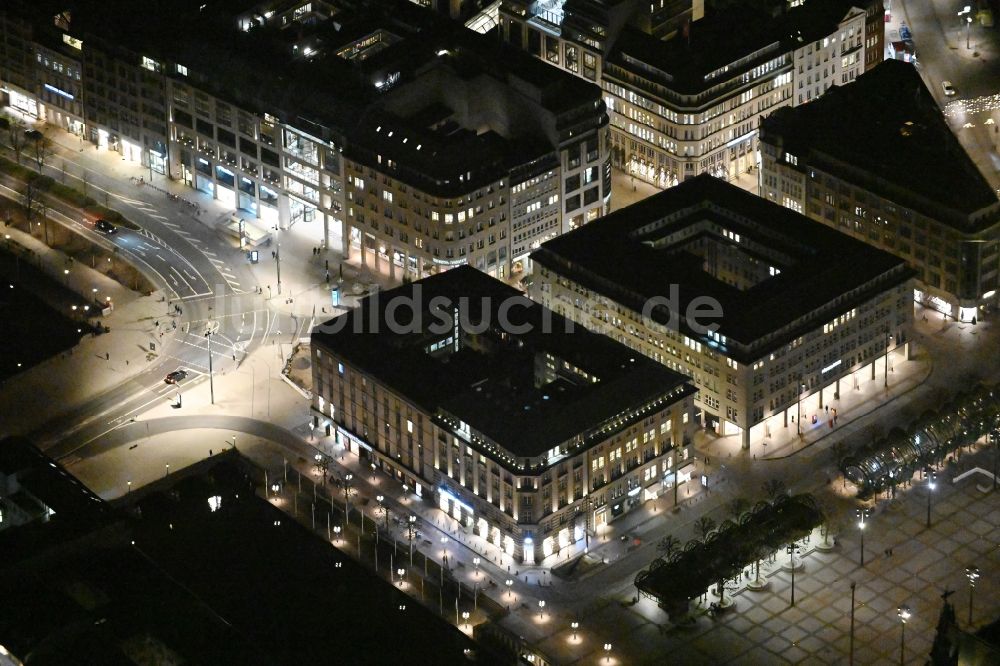 Nachtluftbild Hamburg - Nachtluftbild Stadtansicht vom Innenstadtbereich zwischen Jungfernstieg, Bergstraße und Rathausmarkt in Hamburg, Deutschland