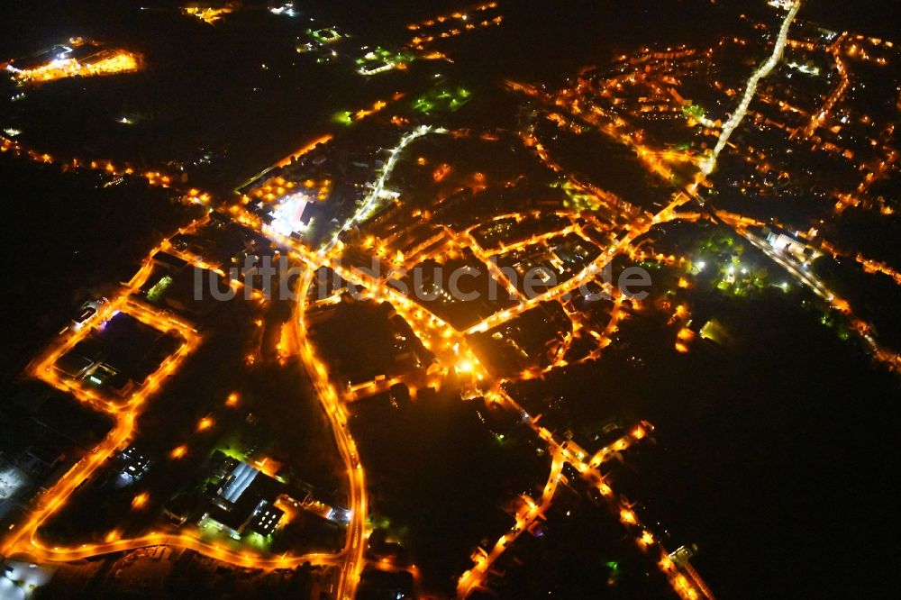 Nacht-Luftaufnahme Bad Freienwalde (Oder) - Nachtluftbild Stadtansicht des Innenstadtbereiches in Bad Freienwalde (Oder) im Bundesland Brandenburg, Deutschland