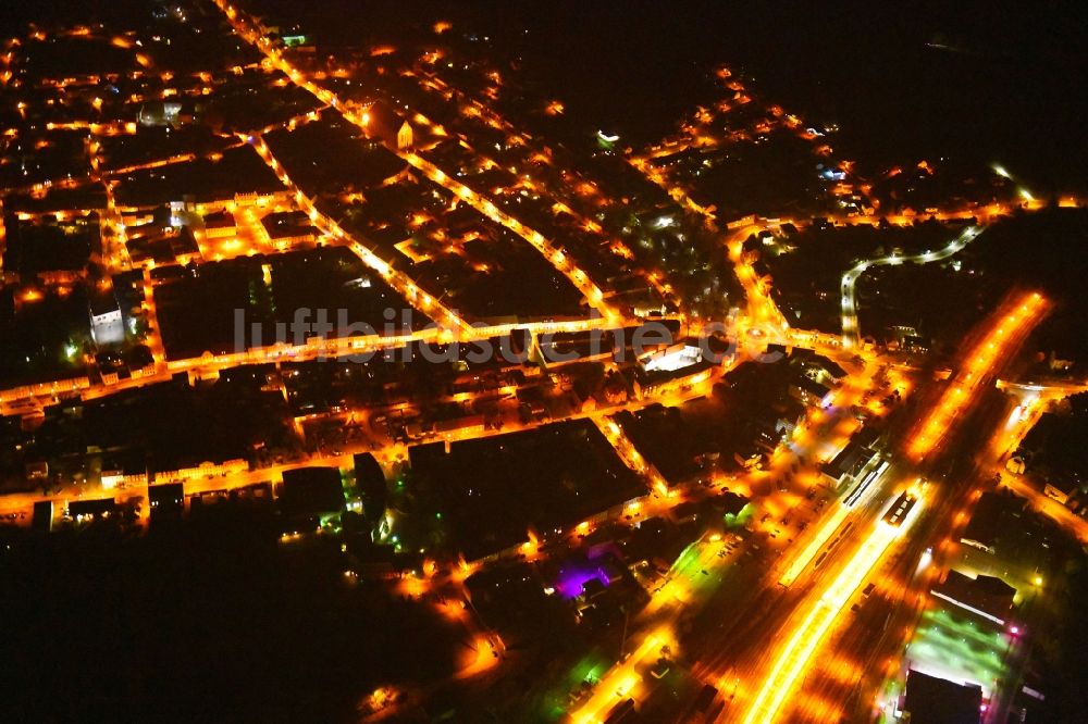 Nacht-Luftaufnahme Angermünde - Nachtluftbild Stadtansicht des Innenstadtbereiches am Bahnhof in Angermünde im Bundesland Brandenburg, Deutschland