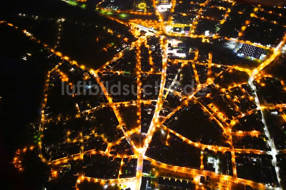 Nacht-Luftaufnahme Fürstenwalde/Spree - Nachtluftbild Stadtansicht des Innenstadtbereiches in Fürstenwalde/Spree im Bundesland Brandenburg, Deutschland
