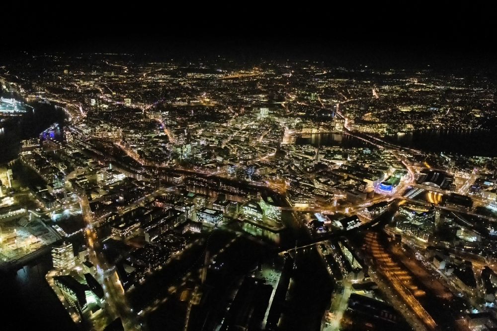 Hamburg bei Nacht von oben - Nachtluftbild Stadtansicht des Innenstadtbereiches in Hamburg