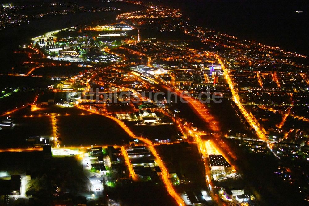 Nacht-Luftaufnahme Hennigsdorf - Nachtluftbild Stadtansicht des Innenstadtbereiches in Hennigsdorf im Bundesland Brandenburg, Deutschland