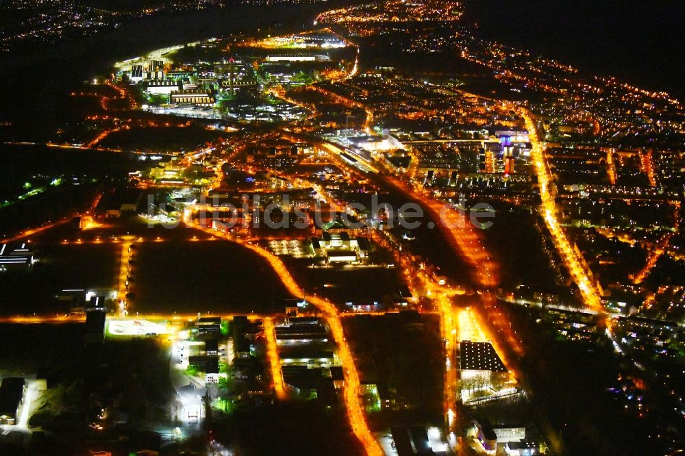 Hennigsdorf bei Nacht von oben - Nachtluftbild Stadtansicht des Innenstadtbereiches in Hennigsdorf im Bundesland Brandenburg, Deutschland