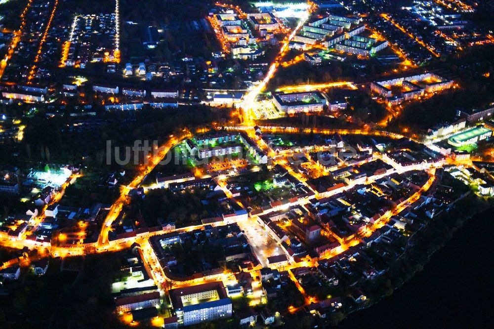 Nacht-Luftaufnahme Strausberg - Nachtluftbild Stadtansicht des Innenstadtbereiches am Markt in Strausberg im Bundesland Brandenburg, Deutschland