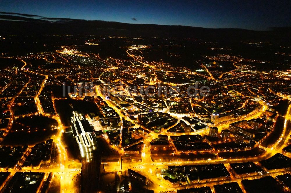 Erfurt bei Nacht aus der Vogelperspektive: Nachtluftbild Stadtansicht des Innenstadtbereiches zwischen Hauptbahnhof und Krämpfervorstadt in Erfurt im Bundesland Thüringen, Deutschland