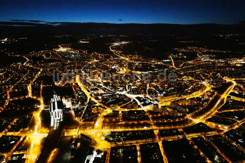 Nachtluftbild Erfurt - Nachtluftbild Stadtansicht des Innenstadtbereiches zwischen Hauptbahnhof und Krämpfervorstadt in Erfurt im Bundesland Thüringen, Deutschland