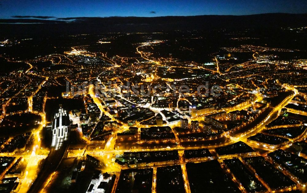 Nacht-Luftaufnahme Erfurt - Nachtluftbild Stadtansicht des Innenstadtbereiches zwischen Hauptbahnhof und Krämpfervorstadt in Erfurt im Bundesland Thüringen, Deutschland